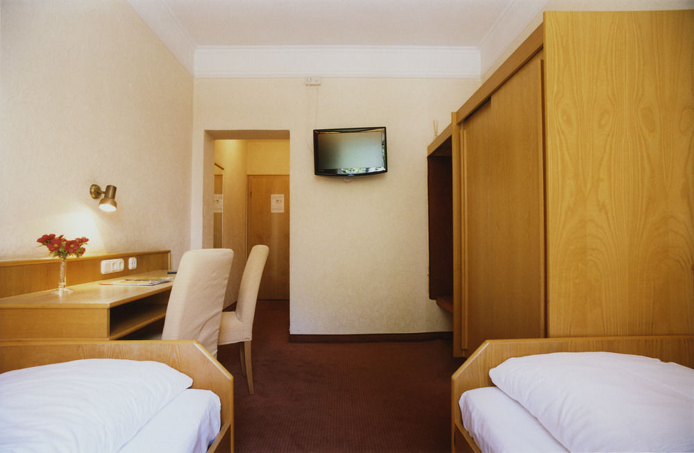 Jedermann 3*